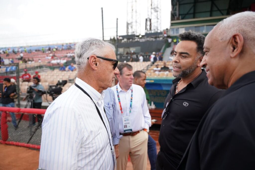 comisionado-mlb-resalta-apoyo-del-presidente-abinader-para-avances-de-la-liga-en-rd