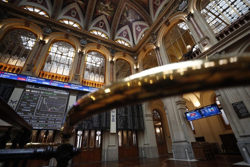 Bolsas europeas suben un 2 % y el crudo cae tras dar Trump la guerra por «casi terminada» bolsas-europeas-suben-un-2-%-y-el-crudo-cae-tras-dar-trump-la-guerra-por-«casi-terminada»