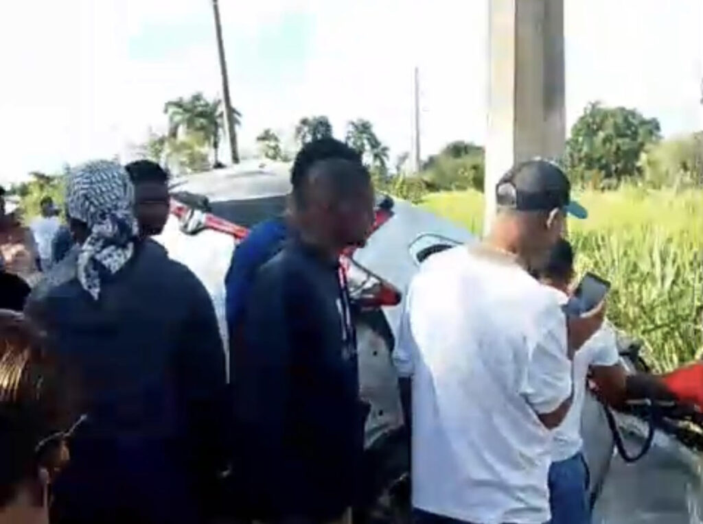 HIGUEY: Tres jóvenes muertos al chocar yipeta a poste de luz higuey:-tres-jovenes-muertos-al-chocar-yipeta-a-poste-de-luz